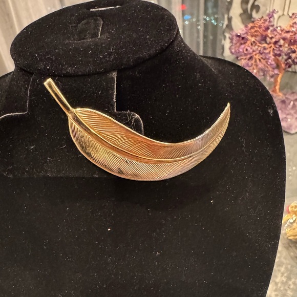 Vintage Elegant Gold Leaf Brooch - Picture 1 of 2